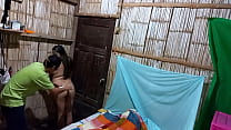 Стройненькая китаянка куражится в кровати с киской перед вебкой